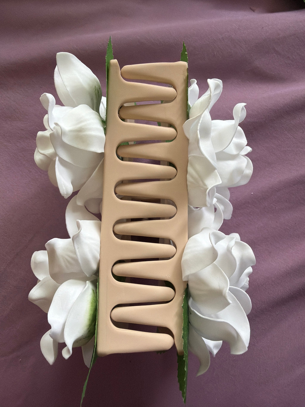 Beige claw clip Pua Kiele